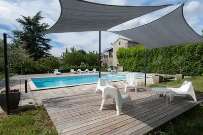 Image de Grande maison authentique avec piscine et tennis