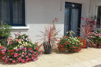 Image de Belle maison de famille tout confort rénovée sur  terrain arboré & parking privé