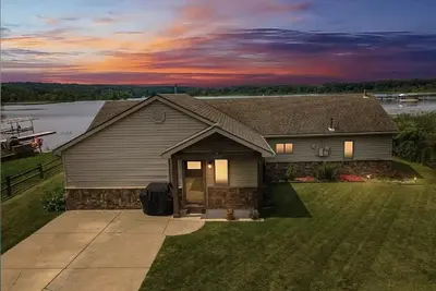 Image de Relaxing Ranch Style Waterfront Home--30 minutes from Ann Arbor