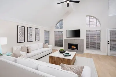 Image de Location, location! Modern updated Home in the Heart of Addision!