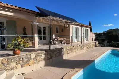 Image de villa climatisée, piscine et 3 chambres avec jardin