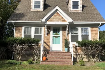 Image de Totally restored charming Sunny Hamptons home with heated salt water pool.