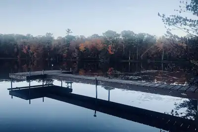 Image de Secluded cabin on a lake, right on snowmobile trail