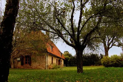 Image de Maison traditionnelle 2 à 4 personnes avec jardin arboré et clôturé