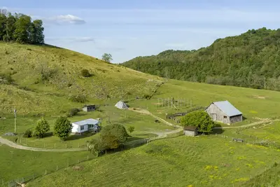 Image de Riverfront Cattle Farm Home in the Mountains