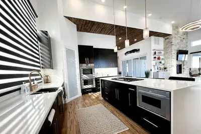 Image de Manila Lot 7 · King bed, high end, new home, hot tub, steam room