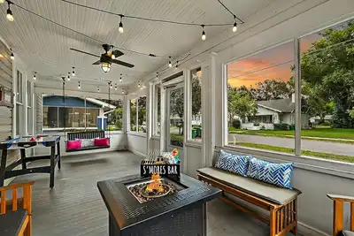 Image de 1/2 to Downtown~FirePit~Cozy Screen Porch~Historic