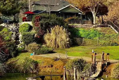 Image de Beautiful pool home in foothills close to Sequoia's-