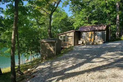Image de Hoot Owl Cabin - Lakefront 2-Loft Cabin with stairs to the shoreline!