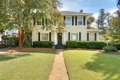 Image de 4br/3ba Home for Masters in Historic District
