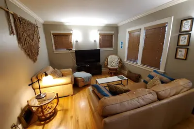 Image de Fully furnished 3br home in trendy Benson w/ restaurants +