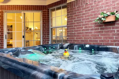 Image de This is it! Hot Tub + Pool Table + Pac-Man = Fun!