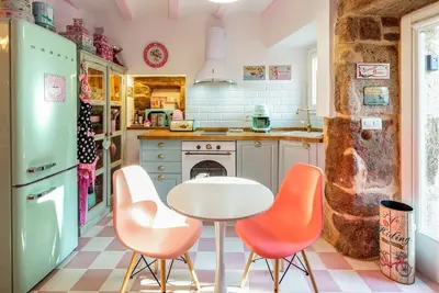 Image de The 50's Suite. Barbie's summer house. Bathtub and jukebox