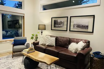 Image de Quiet oasis steps from the Sooke River.