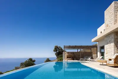 Image de Seclusion Immersed in Unobstracted Sea Views & Spa Comforts