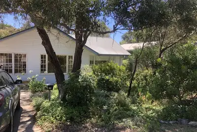 Image de Quiet, bush garden on the coast