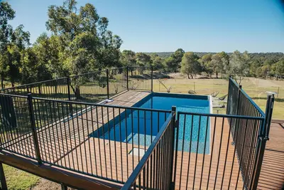 Image de Gorgeous 3 bedroom raked ceiling cabin