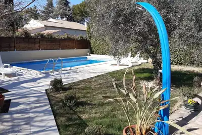 Image de Villa avec jardin, piscine et pool house à proximité des commerces