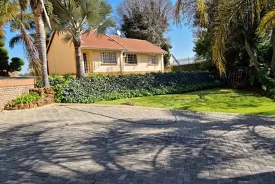 Image de Gorgeous 3 bedrooms house in a very quiet residential area 4 mins from Sandton. .