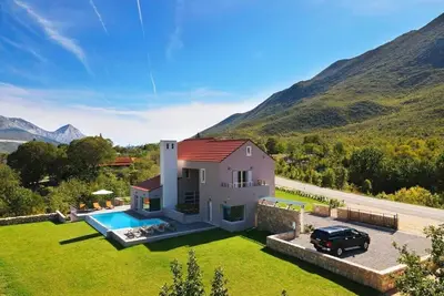 Image de Luxurious Villa With Heated Pool And Mountain View