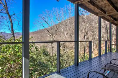 Large Mountain Views | Hiking | 25Mins to Dt A-Ville | Nature Emersion | Deck