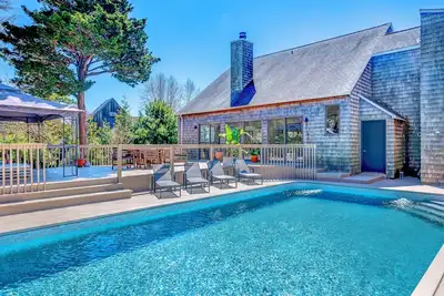Sunny Hamptons Getaway With Pool