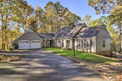Image de Beautiful 5 Acre Lakefront Private Retreat w/ Boat Dock, Hot Tub, 5 Bdrm/ 5 bath