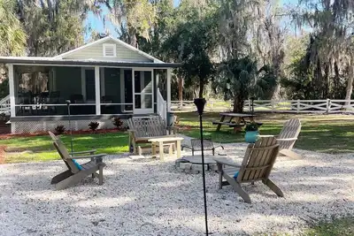 Image de River Guest Cottage. Bring Your Boat