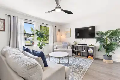 Image de Clean & Cozy Home Large Fenced Yard Minutes to Madeira Beach