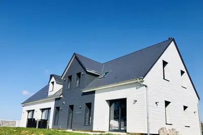 Image de Maison avec piscine! Vue mer et campagne.