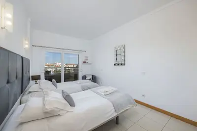 Image de Top Floor with Terrace Beachfront Apartment in Private Quinta da Barracuda