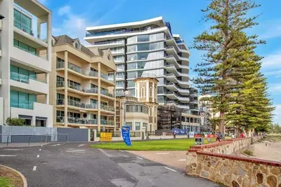Image de Adelaide's Seaside Location - Glenelg Beach: Seafield Apartment No. 4, Upstairs, Shared balcony
