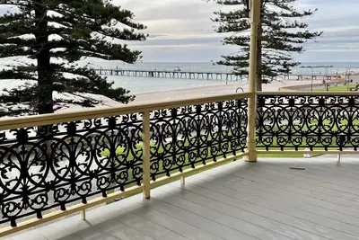 Image de Adelaide's Seaside Location - Glenelg Beach: Seafield Apartment No. 5, Upstairs, Shared balcony