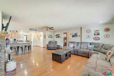 Image de Family Friendly, Great for Big Groups, Large Parking Area!