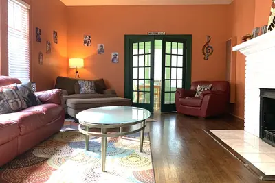 Image de On The Road Again! Centrally Located Near Everything! Fenced Doggie Area, Parking