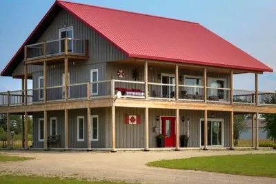 Image de Red Roof Chalet in close proximity to beaches, trails, golf and Blue Mountains.