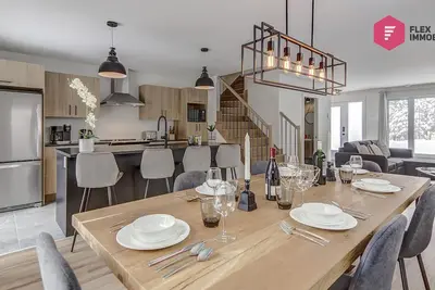 Image de ⭐ La Fleur Urbaine de Portneuf  🌹 2. 5 salles de bains, Spa, Sauna et Piscine ⭐