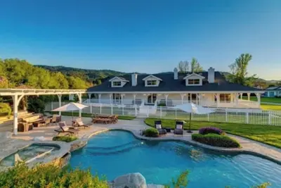 Image de Ojai’s Modern Luxury Farmhouse Retreat on 10acres -Yoga Studio -hosts 16+