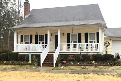 Image de Single family home, walking distance to the Masters. Rae's Creek in back yard.