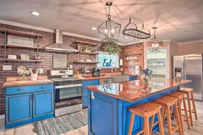 Image de Charming Retreat on 20 Acres w/ Private Lake!