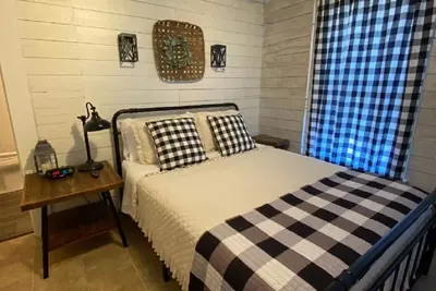 Image de Cozy 1930's cottage Walking distance to Old Town Tomball