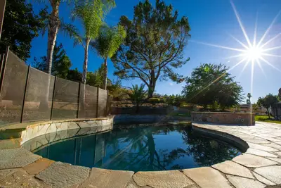 Image de Beautiful Meadow Pool Home- surrounded by hiking trails, 10mins to Wine Country!