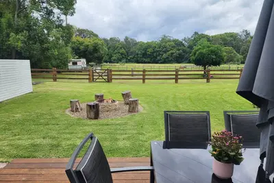 Image de nine7nine - animal feeding, creek, pedal cart track. Family-Friendly Cottage.