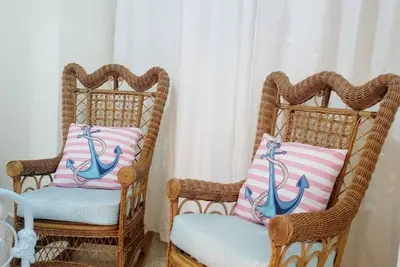 Image de Peaceful Getaway Apartment! 10 minutes from Beach!