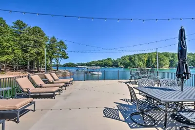 Image de Charming lakehouse on Lake Lanier with easy walk to the water