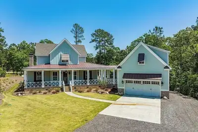 Image de Lakefront home sleeps 16 only 35 miles to Masters