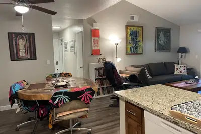 Image de Private spacious 2-bedroom apartment - pets welcomed