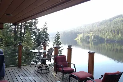 Beautiful lakefront family home, only 15 minutes to Sun Peaks