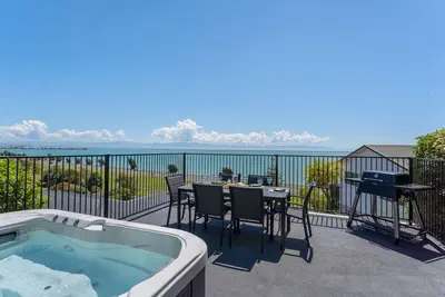 Image de Ocean Spa Vista - Gorgeous Ocean Views & Deck-top Spa!