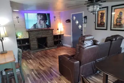 Image de Palm House near River Park Fresno's Hot Spot